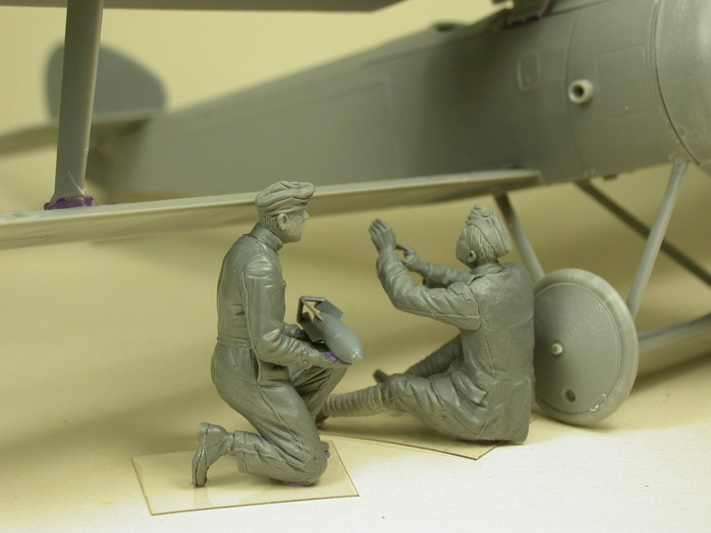 Copper State Models F32-028 RFC Air Mechanics installing the bombs 1/32 – image 3