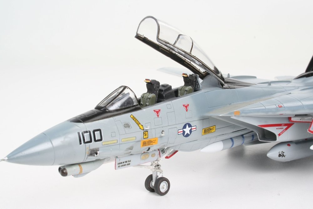Revell 04195 F-14D Super Tomcat Last Flight 1/72 – image 3