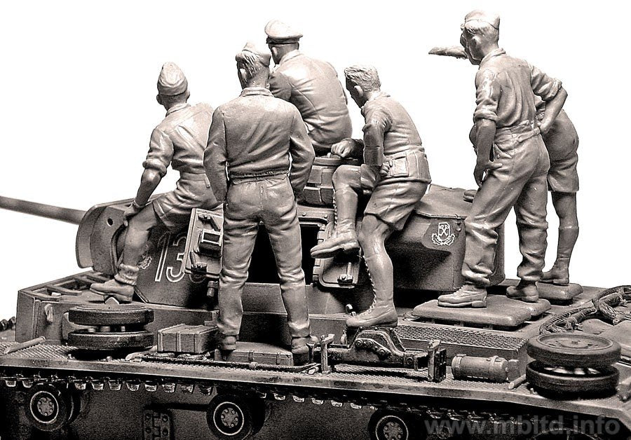 Master Box 3561 Rommel and German Tank Crew (DAK, 1941-1943) 1/35 – image 8