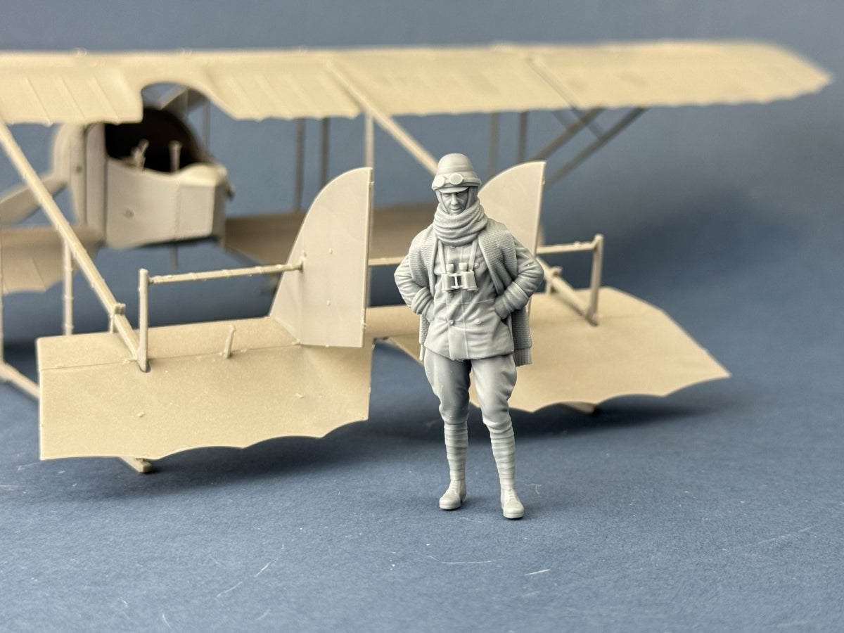 Copper State Models F32-057 Italian Airman in Roold crash helmet 1/32