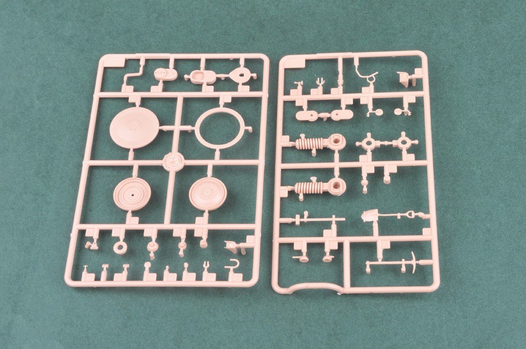 Hobby Boss 82490 French EBR-11 Wheeled Reconnaissance Vehicle 1/35 – zdjęcie 6