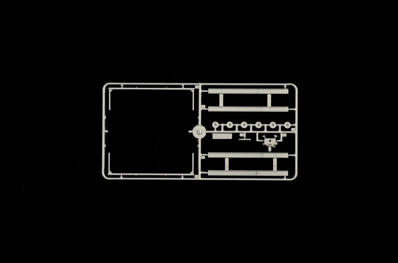 Italeri 3945 VOLVO F16 Globetrotter Canvas Truck with elevator 1/24 – image 9