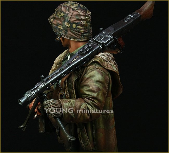 Young Miniatures YM1822 Waffen SS MG-42 Gunner Ardennes 1944 1/10 – zdjęcie 2