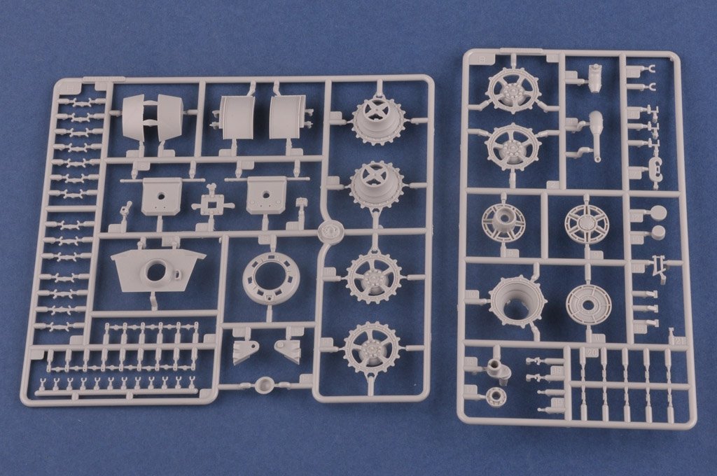 Hobby Boss 84533 Pz.Kpfw.VI Sd.Kfz.182 Tiger II (Henschel July-1945 Production) 1/35 – image 9
