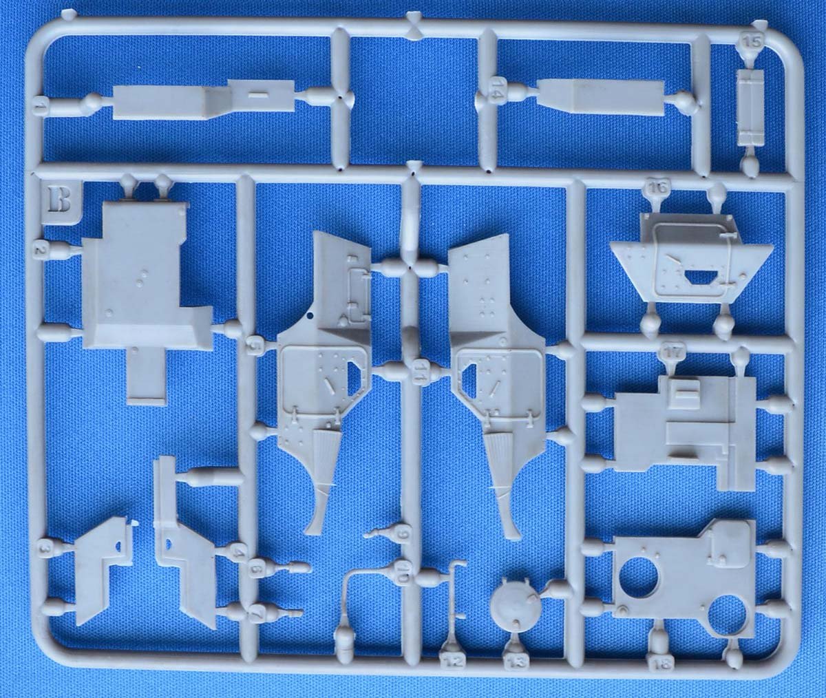 ACE 72420 VBL (Light Armored Vehicle) short chassie 7.62 MG 1/72 – zdjęcie 3