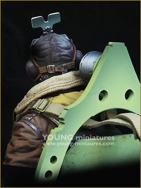 Young Miniatures YM1868 RAF Spitfire Mk.l Pilot WWll 1/10 – image 5