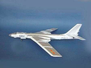 Trumpeter 01612 Tu-16K-26 G/Chinese H-6 1/72 – image 2