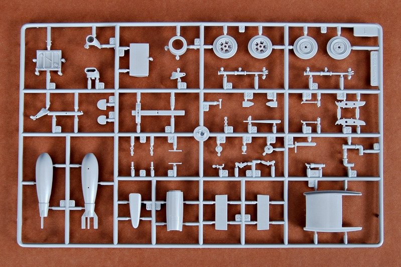 Trumpeter 02413 Spitfire MK.VI 1/24 – image 15