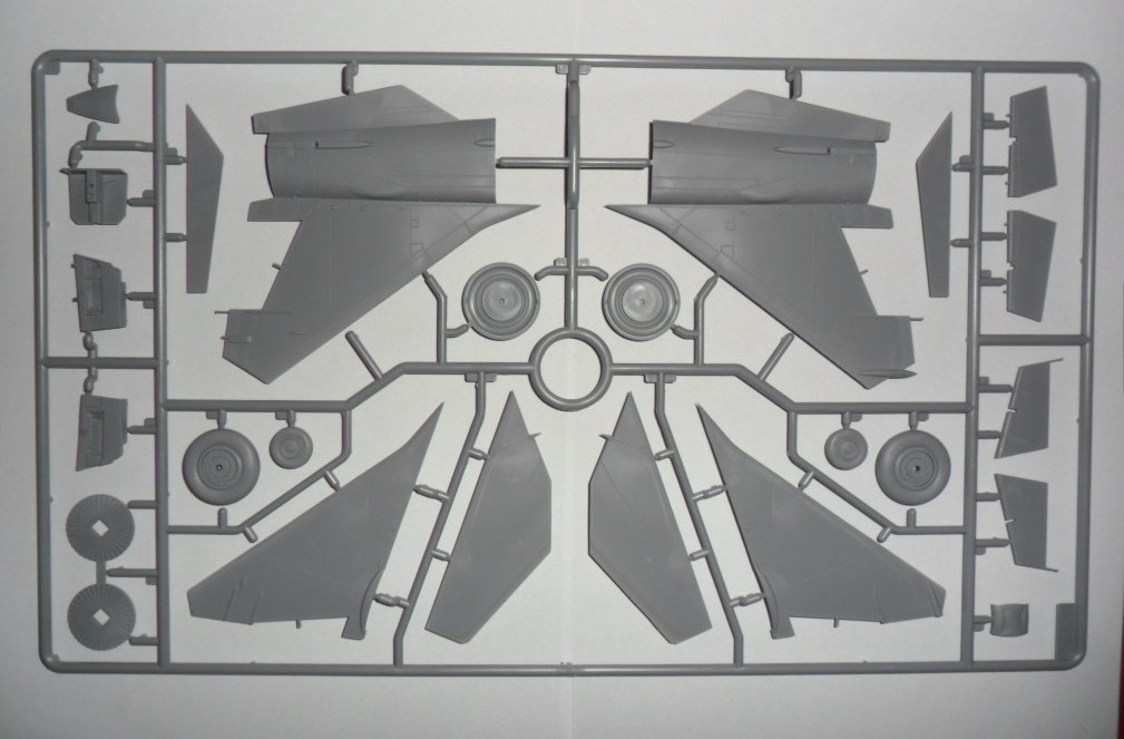 ICM 48904 MiG-25 RBF, Soviet Reconnaissance Plane 1/48 – image 8