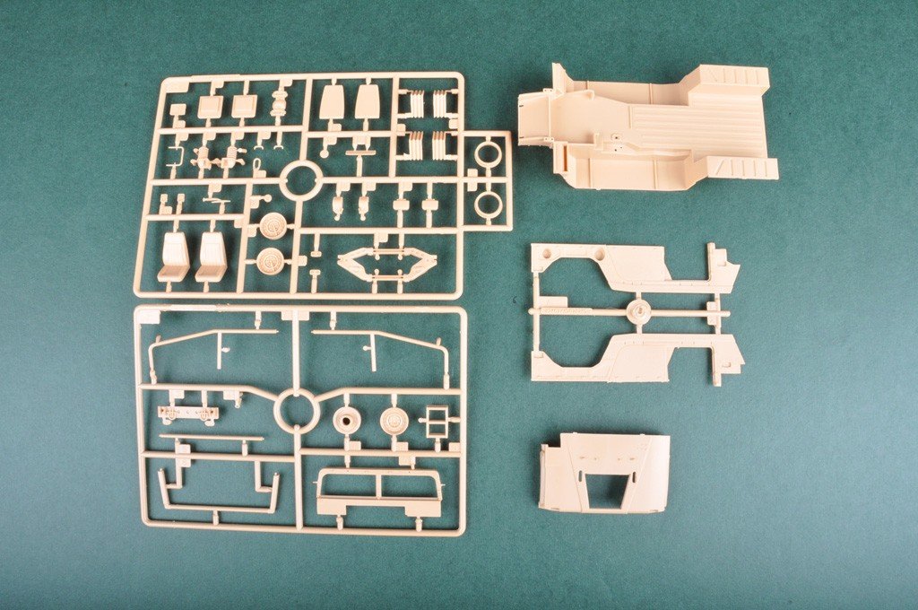 Hobby Boss 82467 Meng Shi 1.5 ton Military Light Utility Vehicle - Parade Versi (1/35) – image 5