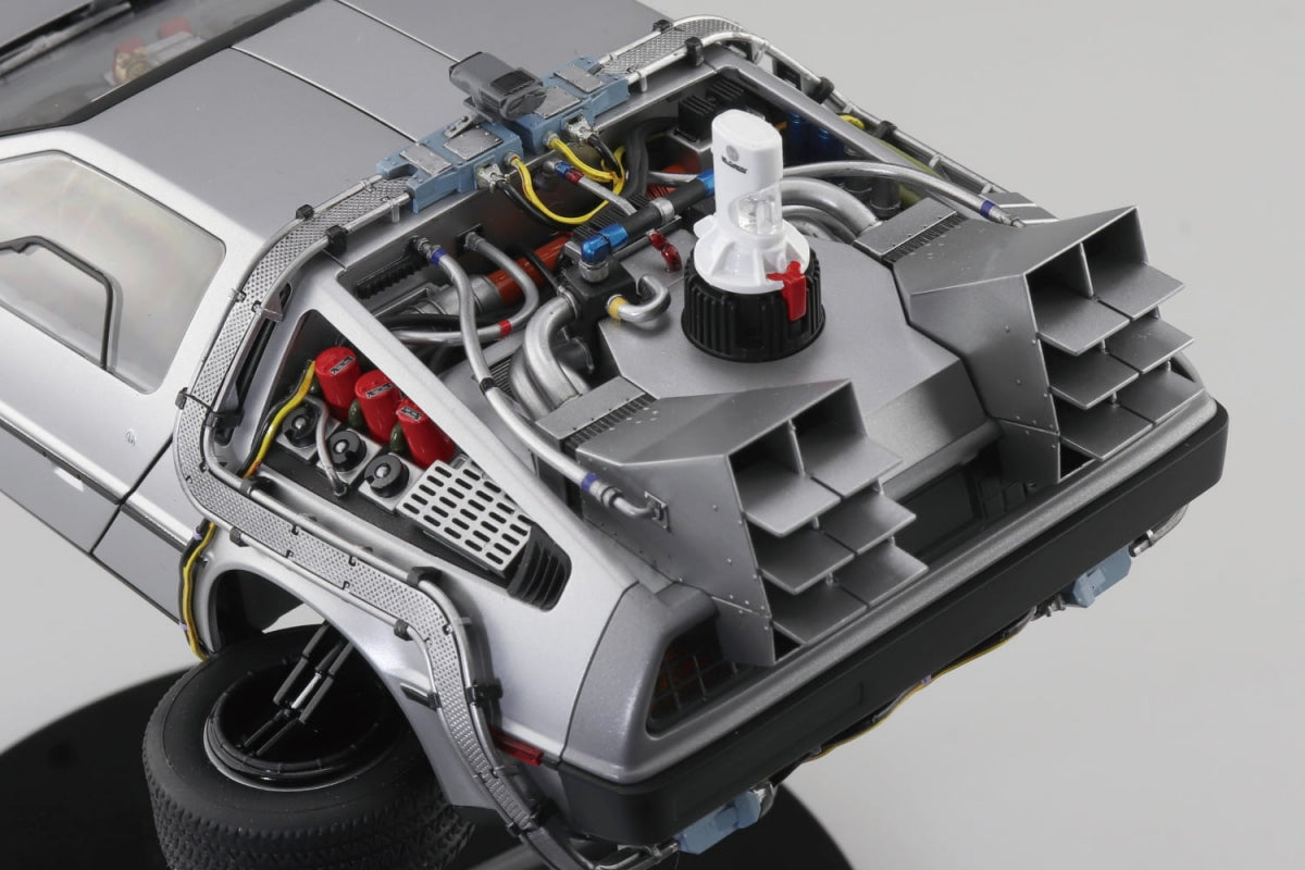 Aoshima 06437 Time Machine from Back to the Future Part II 1/24