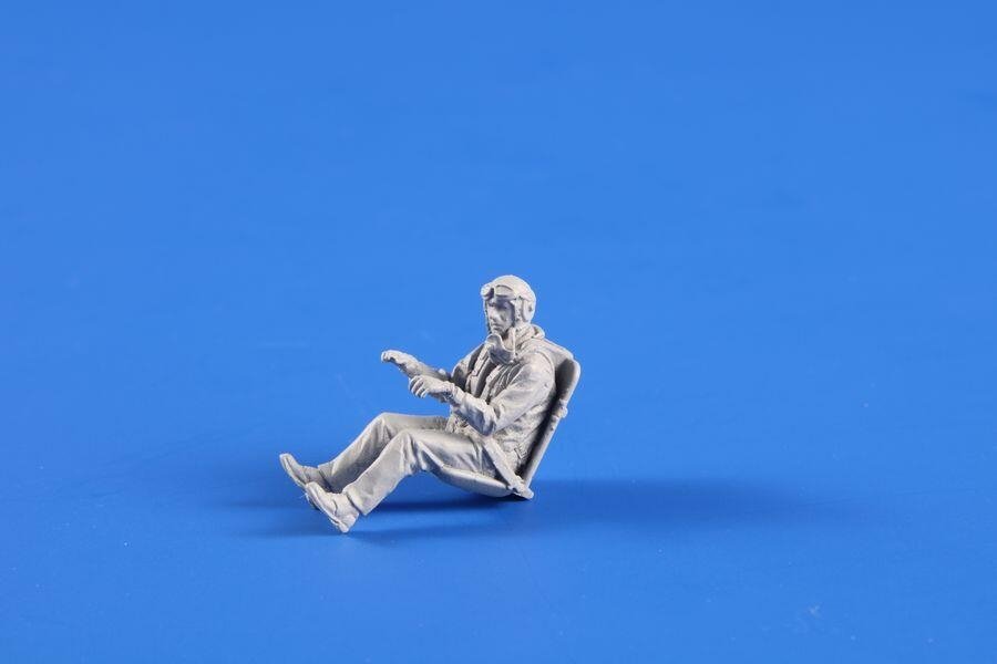 CMK F48361 P-51D Mustang Pilot ETO, Seated 1/48 – image 4