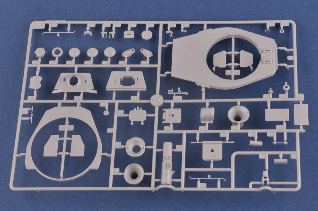 Hobby Boss 84533 Pz.Kpfw.VI Sd.Kfz.182 Tiger II (Henschel July-1945 Production) 1/35 – image 7
