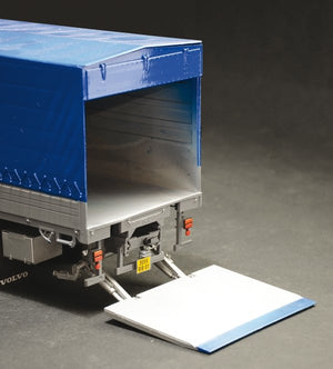 Italeri 3945 VOLVO F16 Globetrotter Canvas Truck with elevator 1/24 – image 14