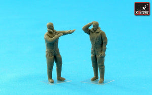 Armory Models F7224a RAF WWII crewmen in high altitude outfit – “Flight Stories” 1/72 – image 2