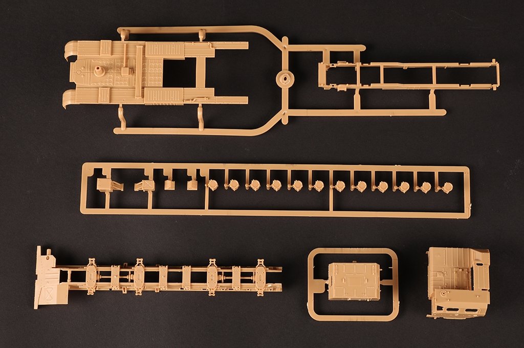 Hobby Boss 82940 Russian 9A52-2 Smerch-M Multiple Rocket Launcher of RSZO 9k58 1/72 – zdjęcie 12