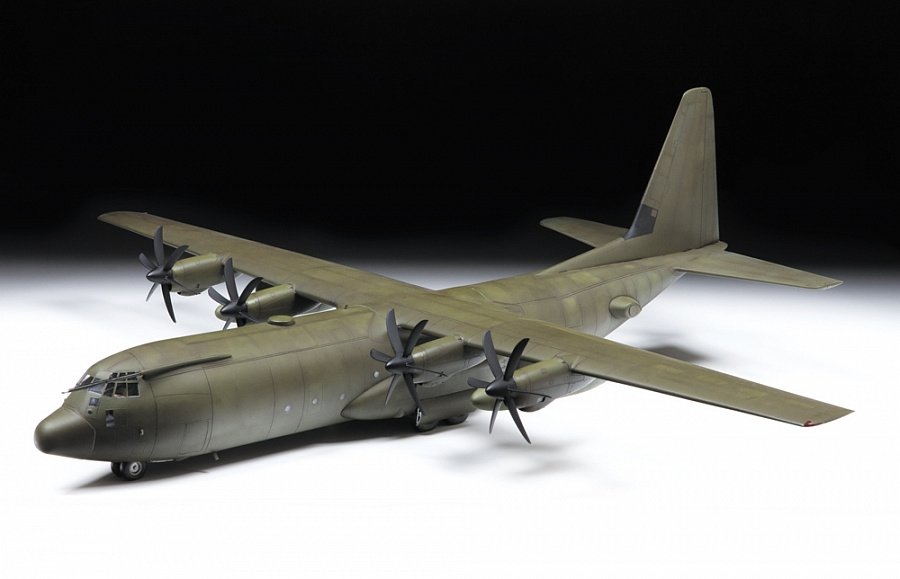 Zvezda 7325 American Military Transport Plane C-130J 1/72 – zdjęcie 3