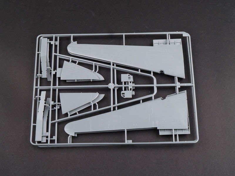 Trumpeter 02829 C-48C Skytrain Transport Aircraft 1/48 – image 2