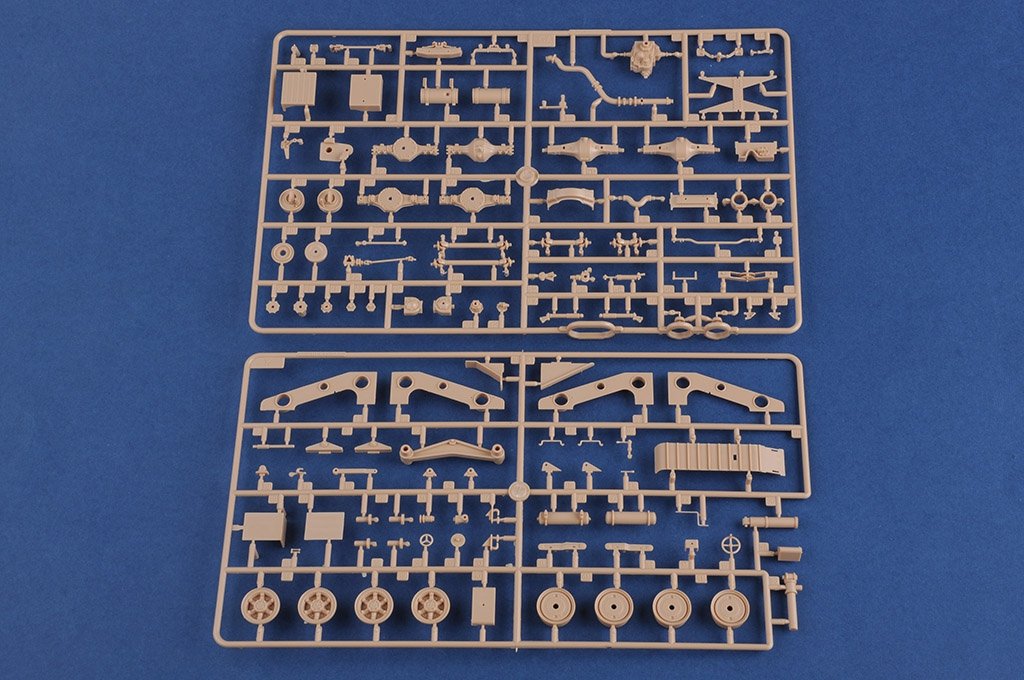 Hobby Boss 85513 Ukraine KrAZ-6446 Tractor with MAZ/ChMZAP-5247G semitrailer 1/35 – image 11