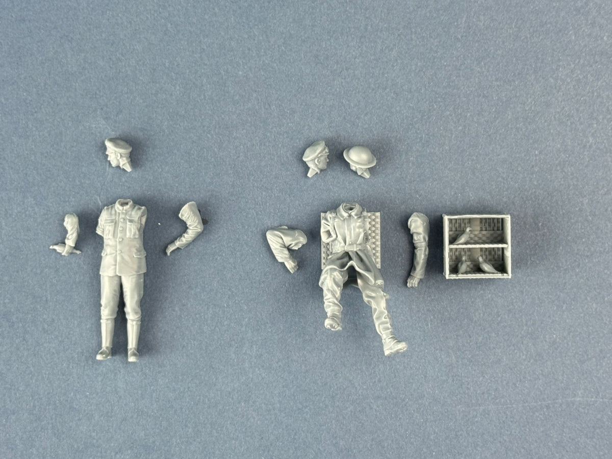 Copper State Models F35-059 British Dispatch Rider taking carrier pigeons to the front line ( Motorcycle not included) 1/35 – Bild 4