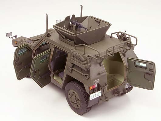 Tamiya 35275 JGSDF Light Armored Vehicle Iraq Humanitarian Assistance Team 1/35 – zdjęcie 2