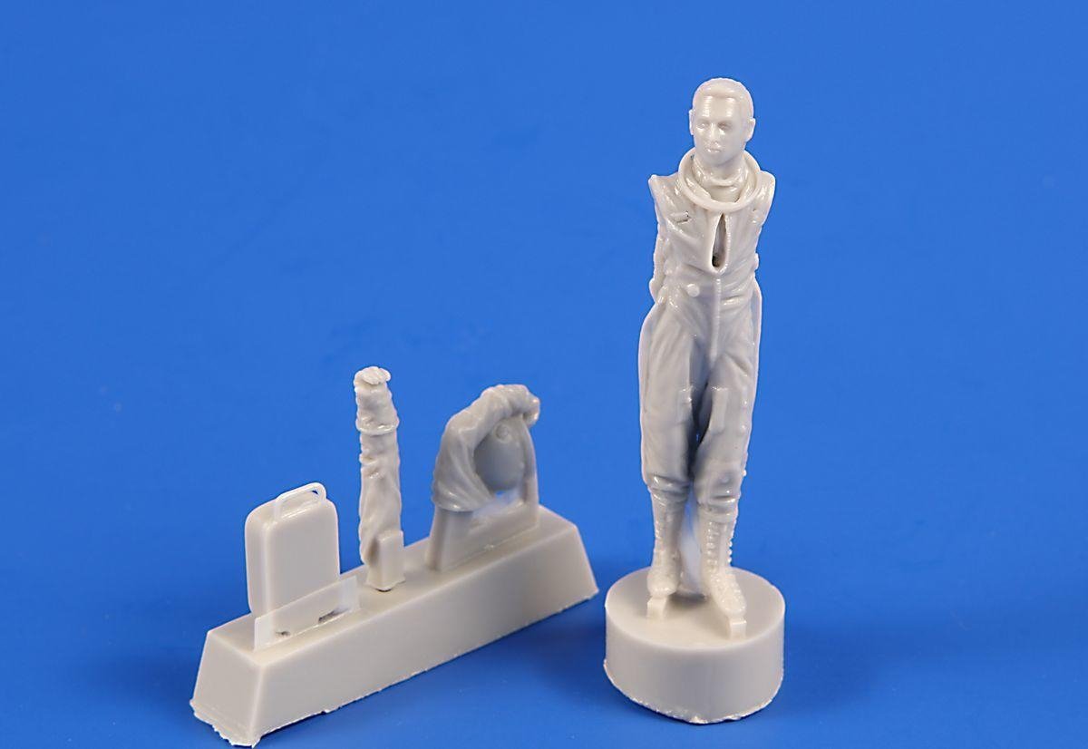 CMK F48363 US pilot with full pressure suit (for SR-71, U-2 and other planes) 1/48 – image 2