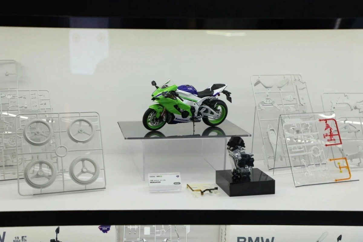 Meng Model MT-007 Kawasaki Ninja ZX-10R 1/9 – zdjęcie 3
