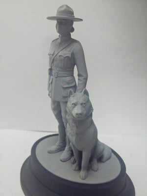 ICM 16008 RCMP Female Officer with dog 1/16 – zdjęcie 3