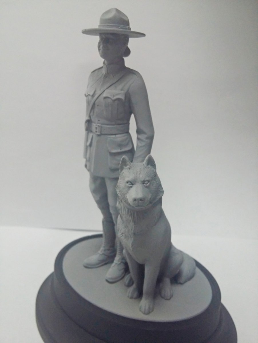 ICM 16008 RCMP Female Officer with dog 1/16 – zdjęcie 3