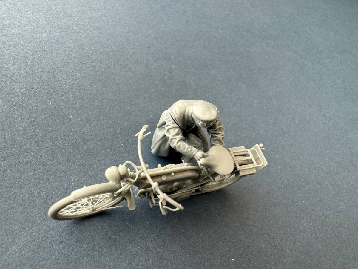 Copper State Models F35-058 British dispatch rider Checking motorcycle ( Motorcycle not included) 1/35 – zdjęcie 5