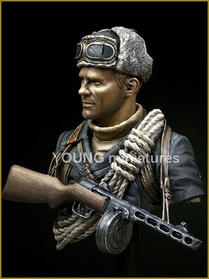 Young Miniatures YM1827 SOVIET MOUNTAINEER OFFICER 1942 1/10 – image 3