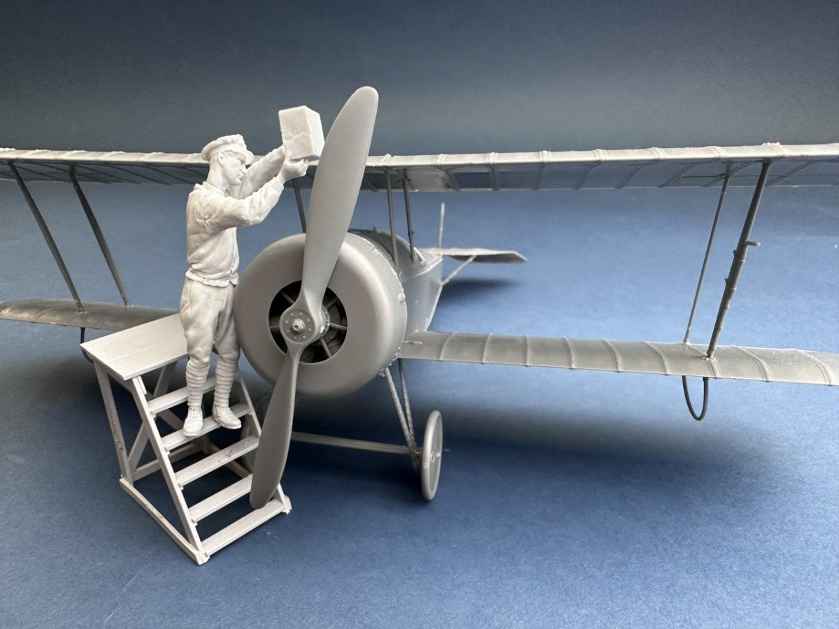 Copper State Models F32-054 RNAS mechanic with a can 1/32 – zdjęcie 2