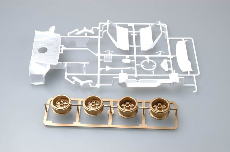 Trumpeter 05403 Ford GT40 Mk II 1/12 – image 4
