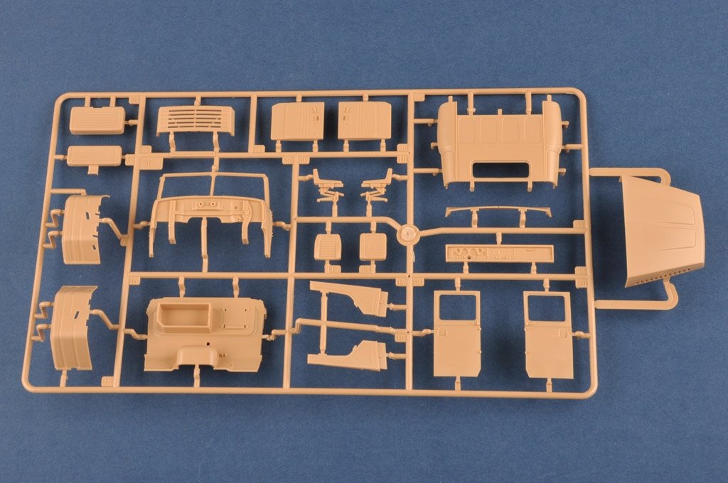 Hobby Boss 85523 Russian KrAZ-260B Tractor with MAZ/ChMZAP-5247G semitrailer 1/35 – zdjęcie 11