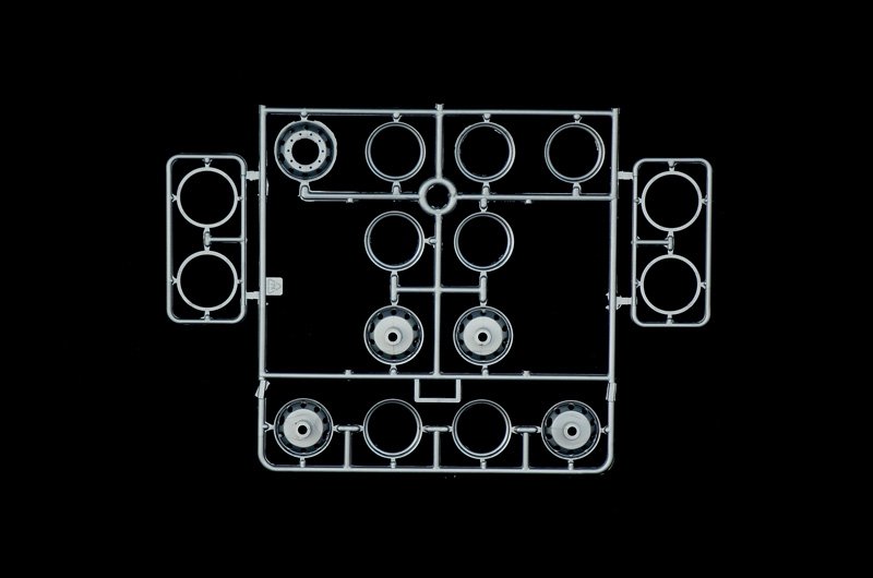 Italeri 3925 FREIGHTLINER FLD 120 SPECIAL 1/24 – image 6
