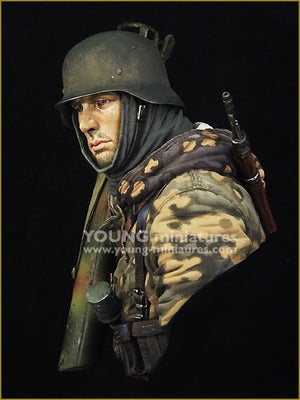 Young Miniatures YM1865 German Waffen SS with Panzerschreck 1/10 – Bild 3