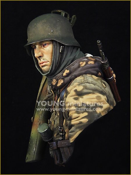 Young Miniatures YM1865 German Waffen SS with Panzerschreck 1/10 – Bild 3