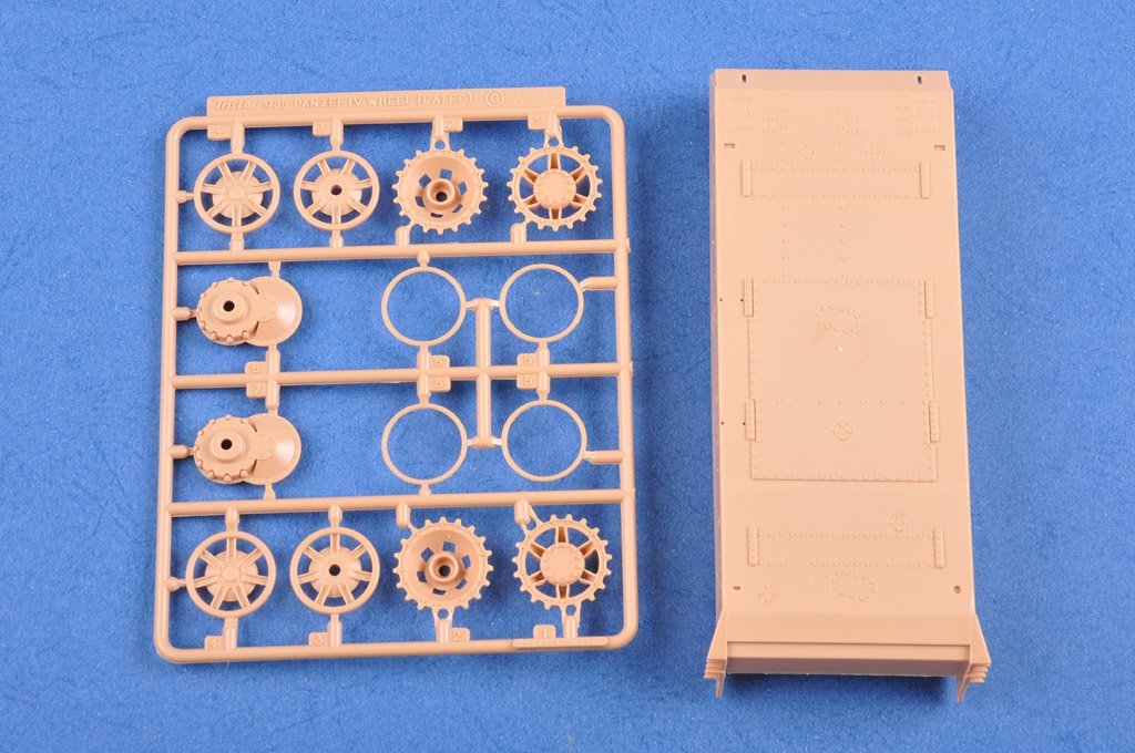 Hobby Boss 80135 German STURMPANZER IV EARLY VERSION MID PRODUCTION W/INTERIOR – zdjęcie 10