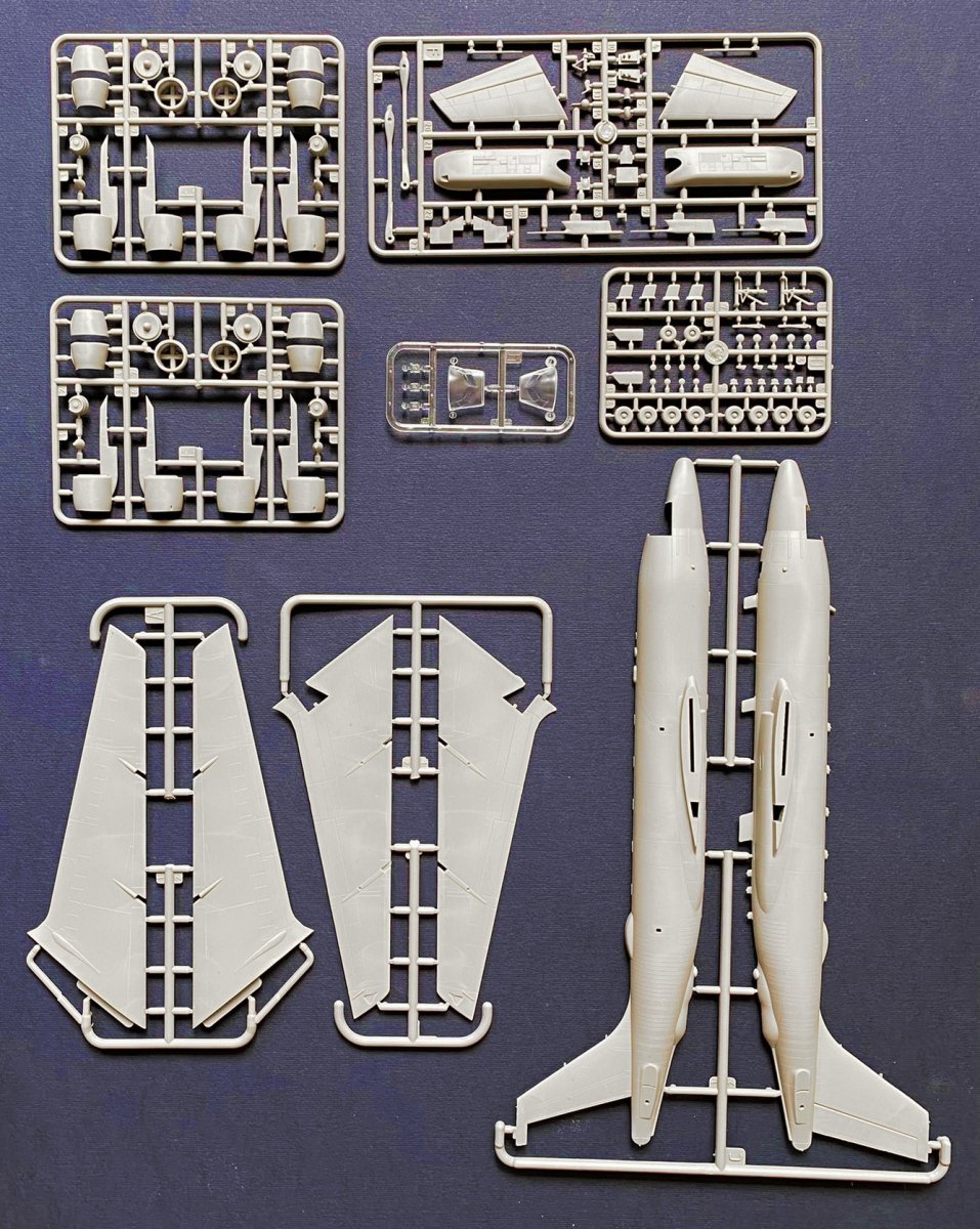 Roden 349 Boeing RC-135V/W Rivet Joint 1/144 – image 2