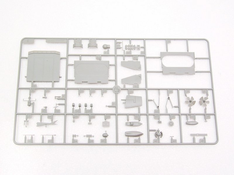 Trumpeter 05606 USSR Admiral Kuznetsov aircraft carrier 1/350 – image 19