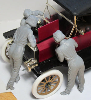 ICM 24009 American mechanics (1910s) (3 figures) 1/24 – immagine 2