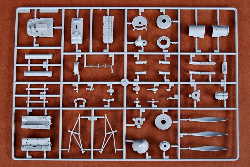 Trumpeter 02413 Spitfire MK.VI 1/24 – image 16