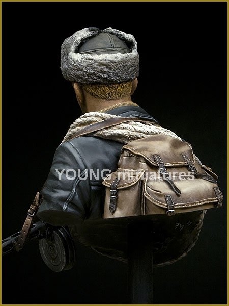 Young Miniatures YM1827 SOVIET MOUNTAINEER OFFICER 1942 1/10 – image 7