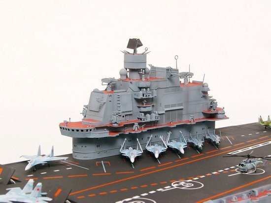 Trumpeter 05606 USSR Admiral Kuznetsov aircraft carrier 1/350 – image 7