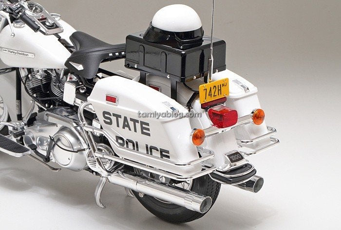 Tamiya 16038 Harley Davidson FLH1200 - Police Bike 1/6 – zdjęcie 2