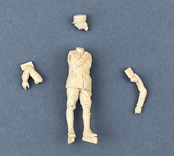 Copper State Models F35-022 Italian Armored Car Standing Officer 1/35 – image 3