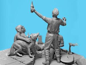 ICM 35343 Prost! Between Battles on Bergepanther WWII German Tankmen with Bergepanther 1/35 – image 5