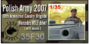 Toro 35F30 10 Brygada Kawalerii Pancernej - Kierowca Mercedesa 250GD Figurka wraz z kalkomanią 1/35