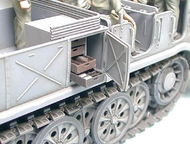 Tamiya 35239 German 18-Ton Heavy Half-Track FAMO 1/35 – image 10