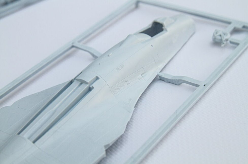 Heller 56371 Starter Set - SU-27 UB/P Ukraine 1/72 – image 5